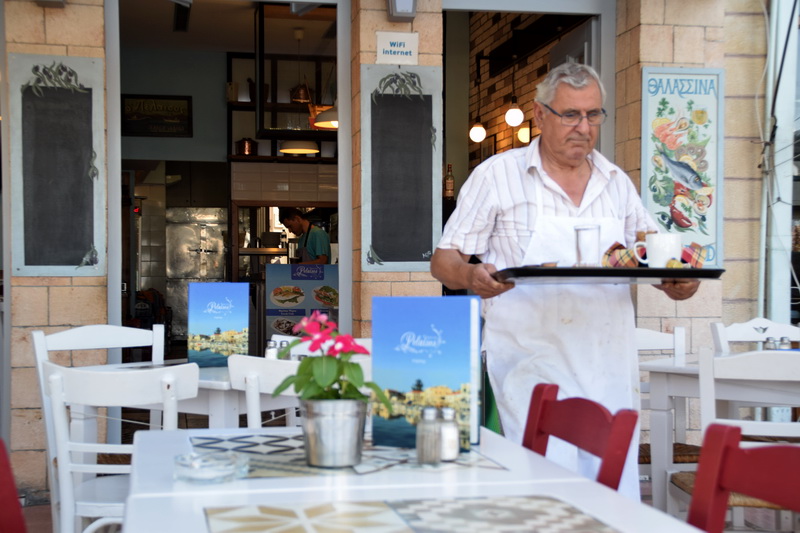 Ο Πελαϊσος. Παραδοσιακή ταβέρνα στην παραλία της Αίγινας